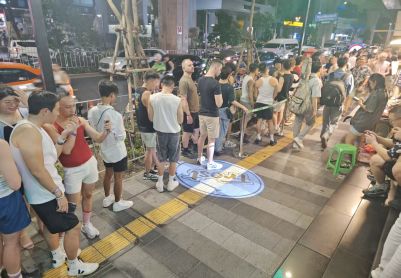 像极了大型拍摄现场！曼谷巡航酒吧Boy Camp凌晨还大排长队