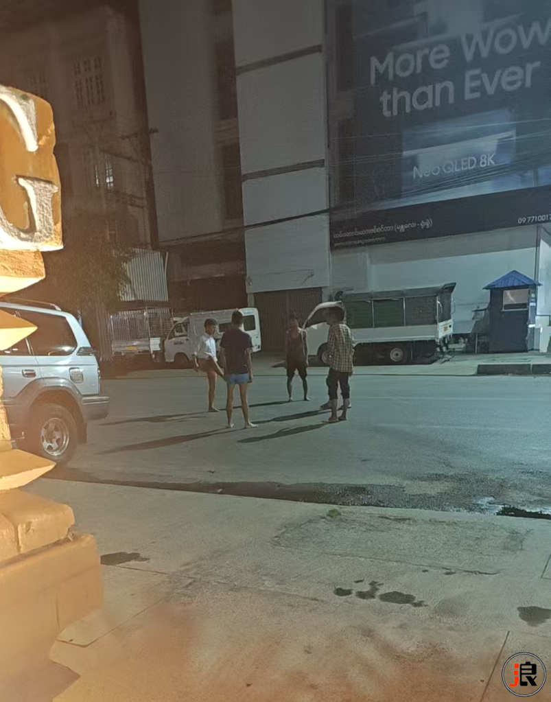 夜晚踢球的少年们.png
