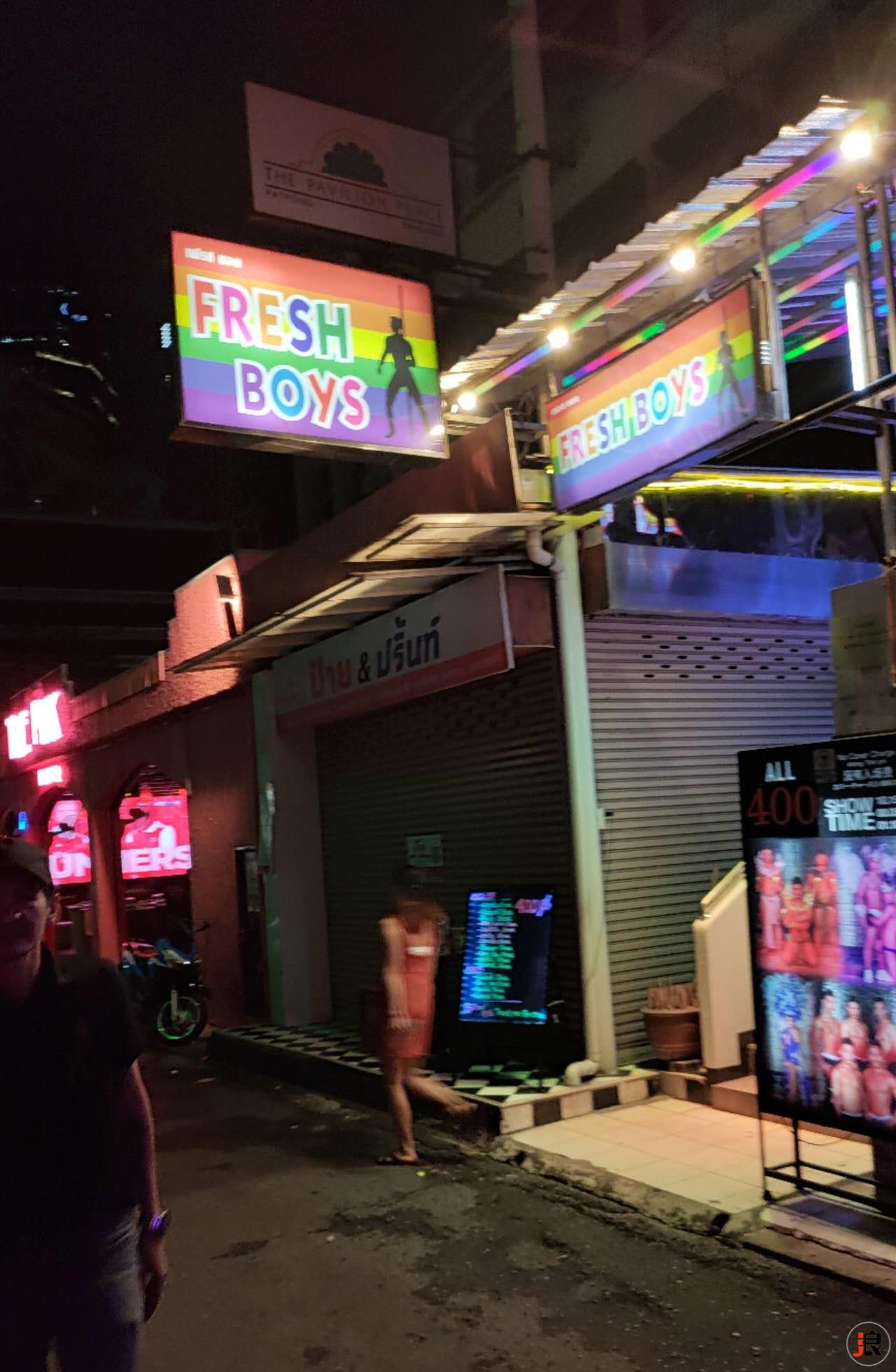 镜头下：曼谷的酒吧一条街，一到夜晚热闹非凡